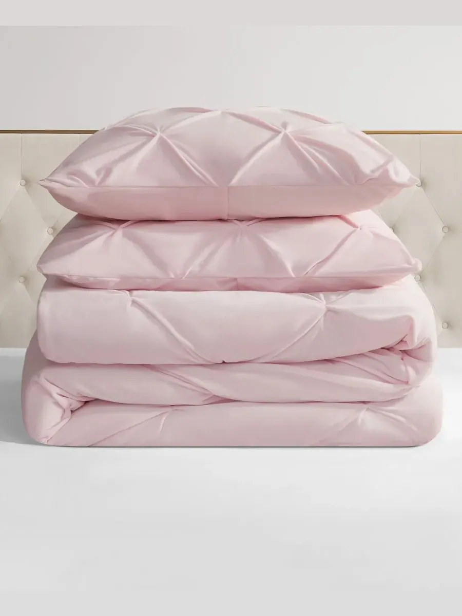 Комплект постельного белья Kiss Pleat Plush из 3 предметов, размер Full/Queen Juicy Couture — изображение 2 из 6, розовый