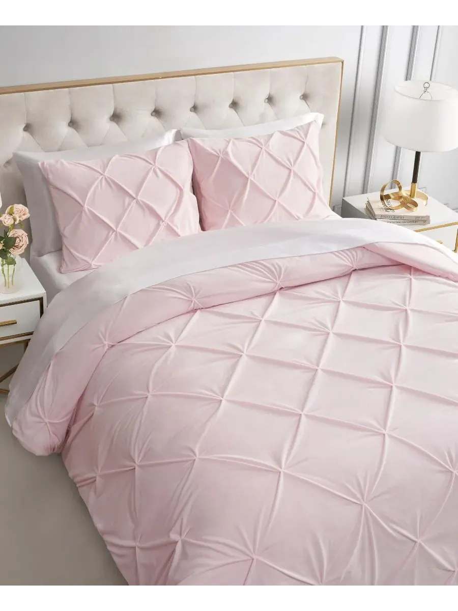 Комплект постельного белья Kiss Pleat Plush из 3 предметов, размер Full/Queen Juicy Couture — изображение 3 из 6, розовый
