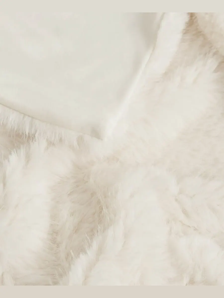 Плед из искусственного меха с рисунком «реснички», 127 x 178 см Juicy Couture — изображение 4 из 6, белый