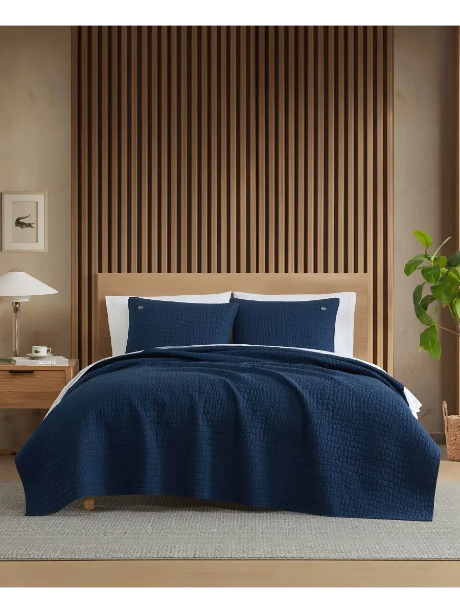 Комплект стеганого одеяла с наволочкой, размер Twin, с узором Croc Scale Lacoste Home — изображение 1 из 7, темно-синий