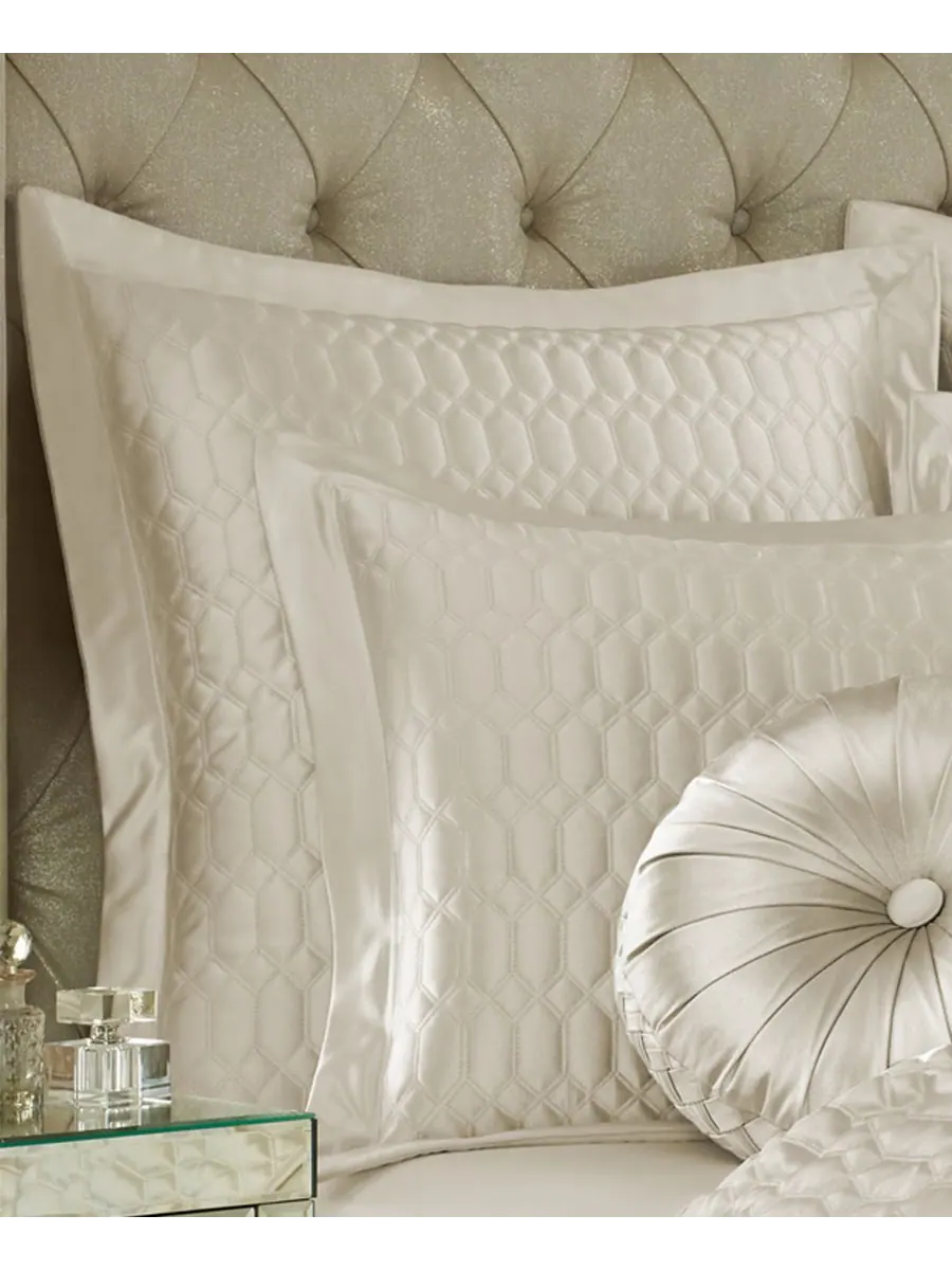 Стеганая наволочка Satinique, европейский стиль J Queen New York, Natural, European Sham — изображение 3 из 4, прозрачный