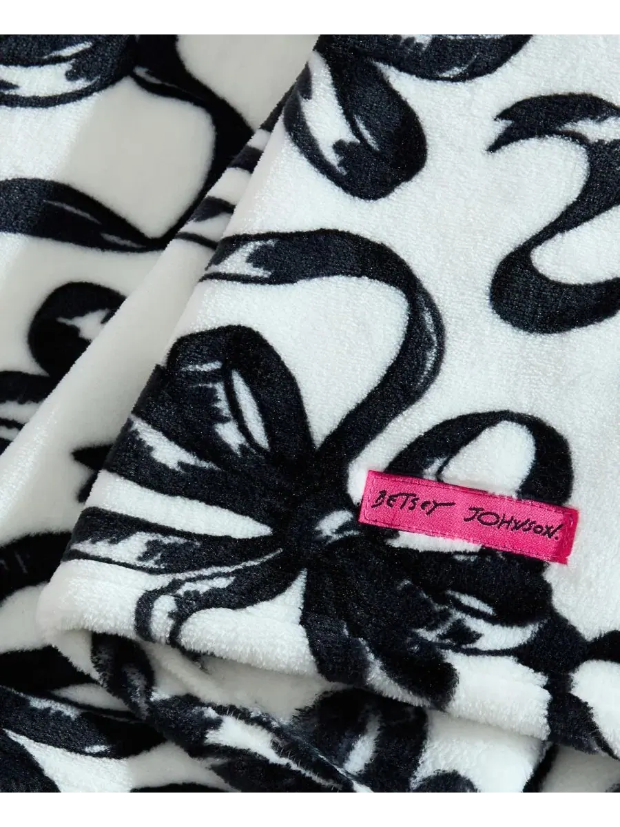 Плюшевый плед с принтом «Балетные бантики», 178 x 127 см Betsey Johnson — изображение 2 из 5, белый черный