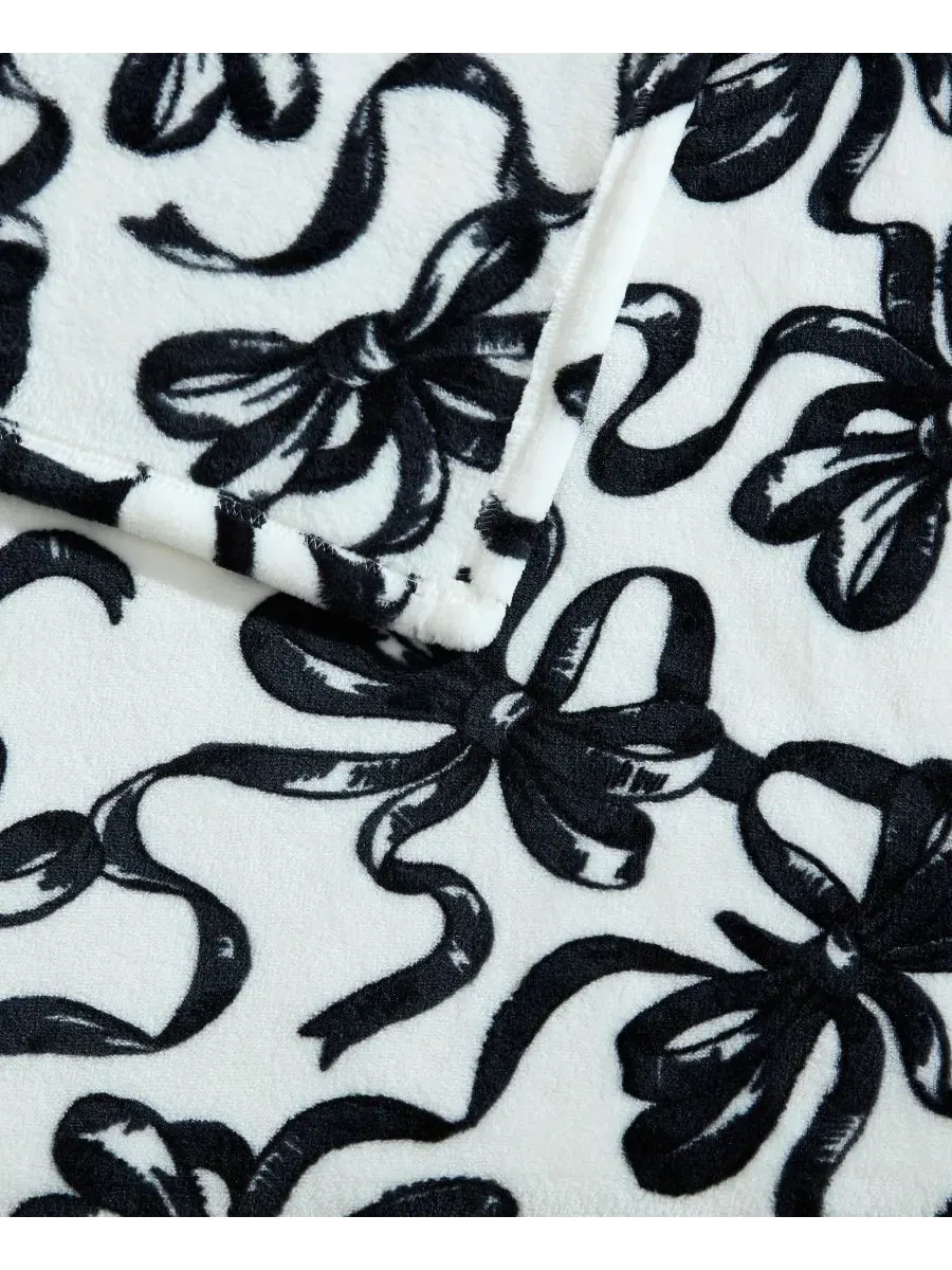 Плюшевый плед с принтом «Балетные бантики», 178 x 127 см Betsey Johnson — изображение 4 из 5, белый черный