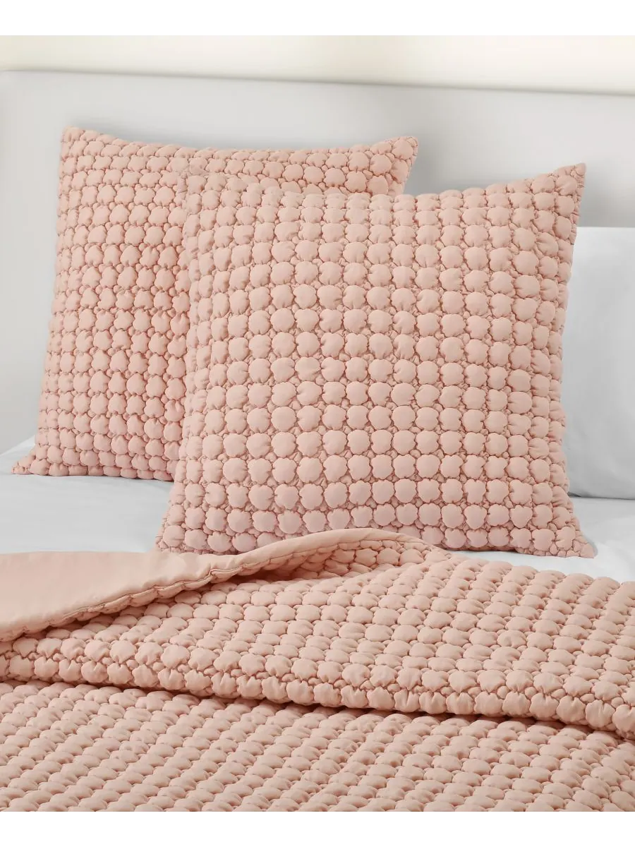 Стеганая наволочка "Bold Cloud Puff", европейский стиль J by J Queen, Blush, European Sham — изображение 2 из 4