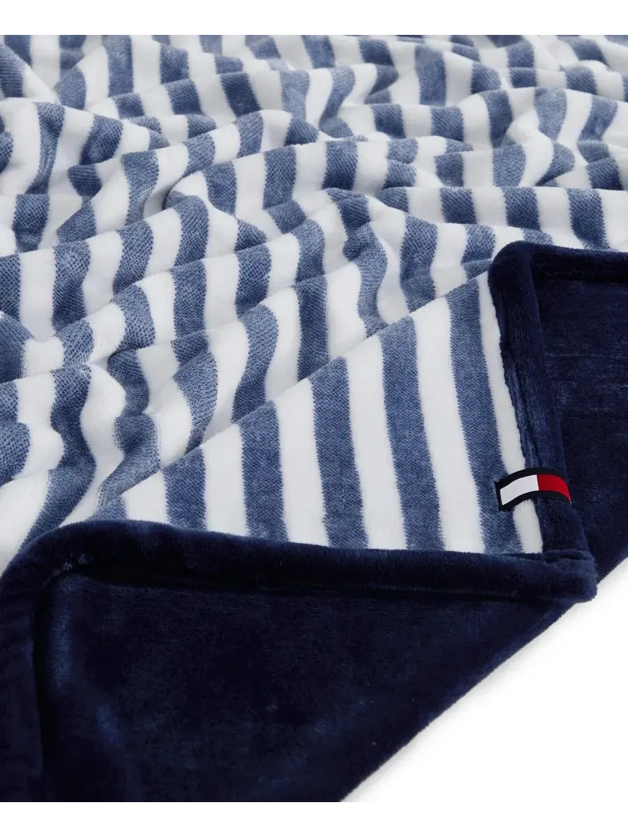 Плюшевый плед Laguna Beach в полоску, 178 x 127 см Tommy Hilfiger — изображение 2 из 5, белый глубокий синий