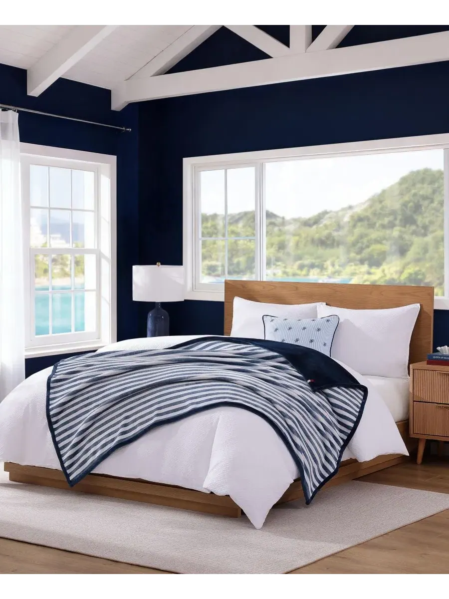 Плюшевый плед Laguna Beach в полоску, 178 x 127 см Tommy Hilfiger — изображение 5 из 5, белый глубокий синий