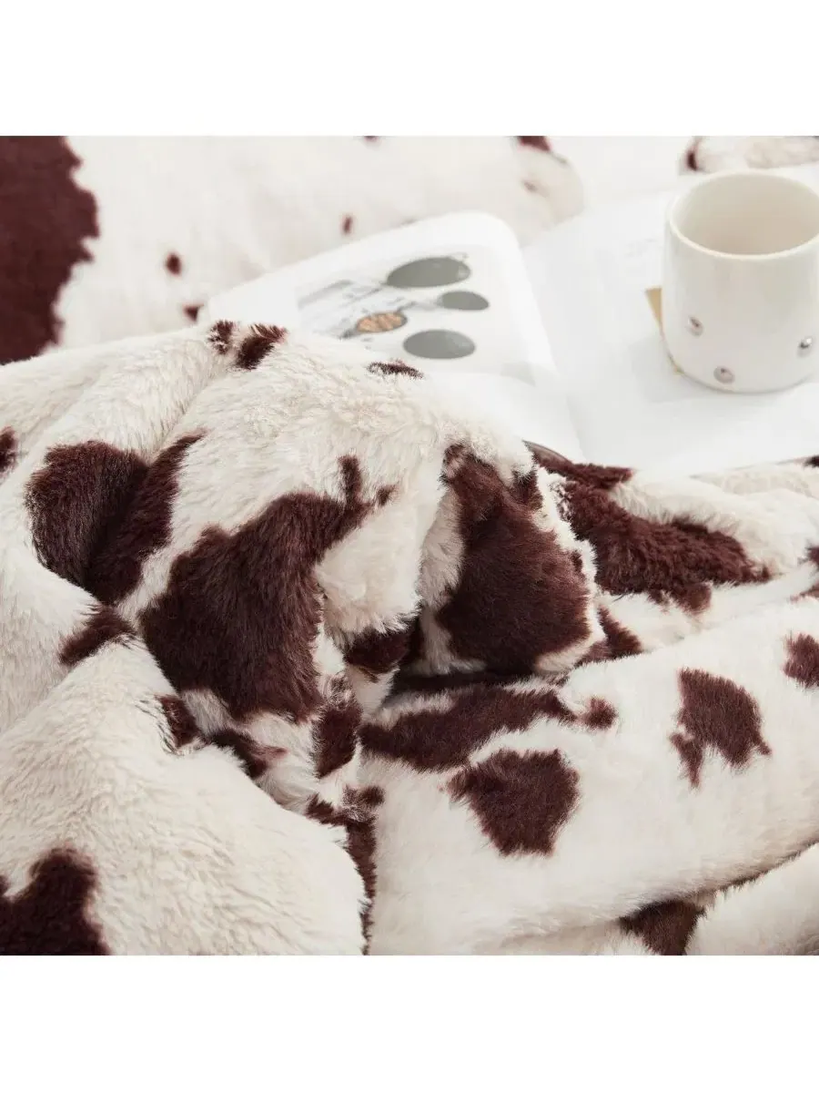 Комплект пледа с принтом Cow Crush Coma Inducer — изображение 4 из 4, коричневый белый