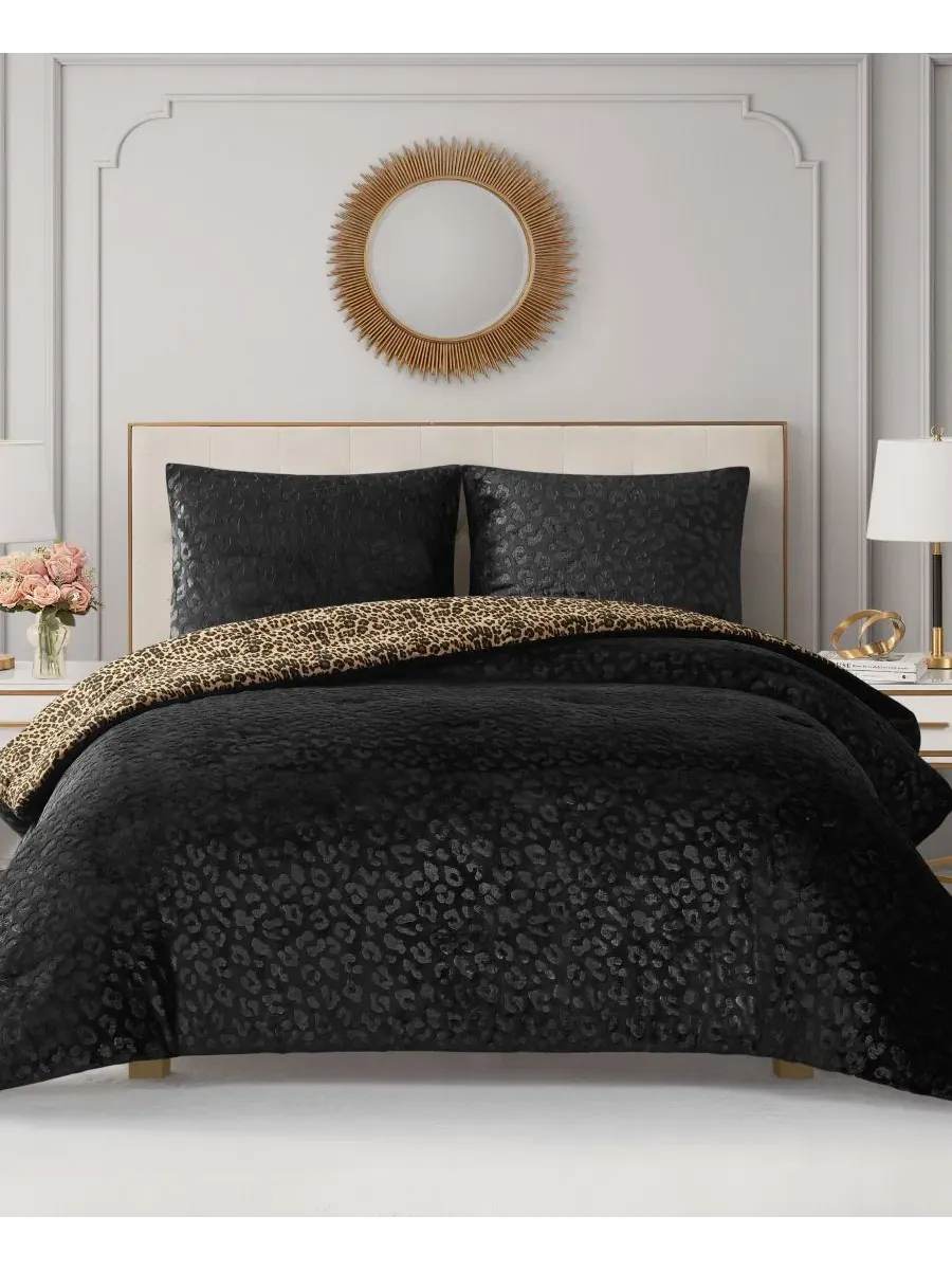 Комплект стеганого покрывала Juicy Couture, модель Embossed Leopard Reverse To Royal Leopard