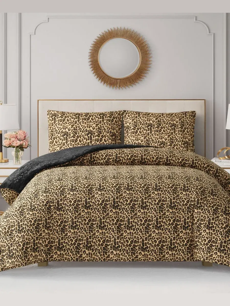 Комплект стеганого покрывала Juicy Couture, модель Embossed Leopard Reverse To Royal Leopard — изображение 6 из 7
