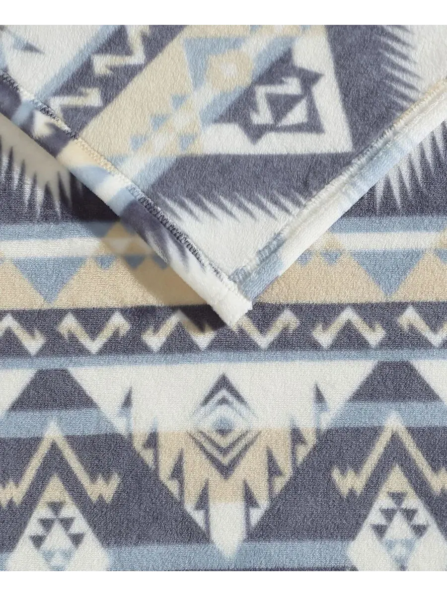 Плед из плюша с геометрическим принтом, 178 x 127 см Wrangler — изображение 3 из 5, синий