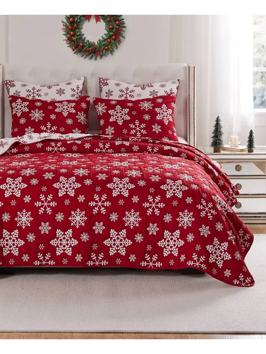 Покрывало мателассе с принтом снежинок, 3 предмета, King Greenland Home Fashions — изображение 2 из 7, красный