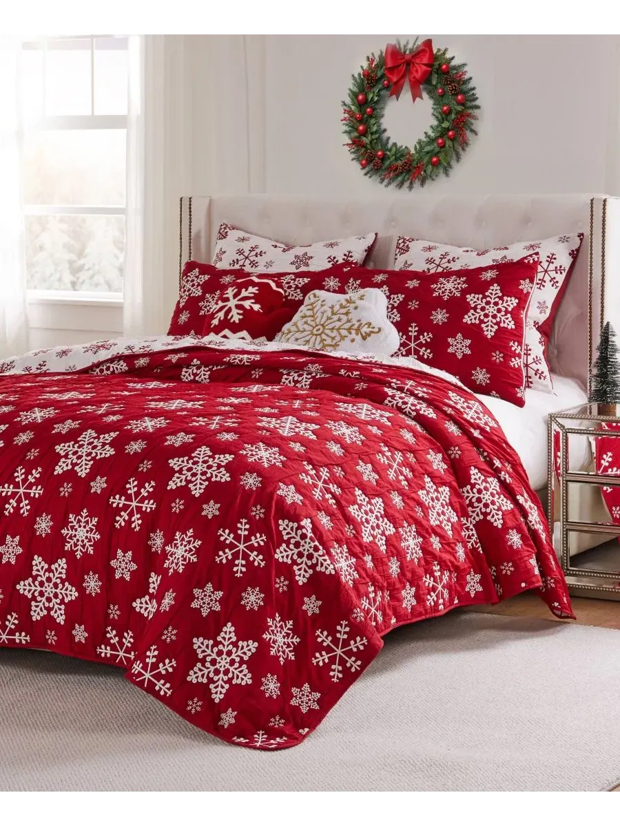 Покрывало мателассе с принтом снежинок, 3 предмета, King Greenland Home Fashions — изображение 7 из 7, красный