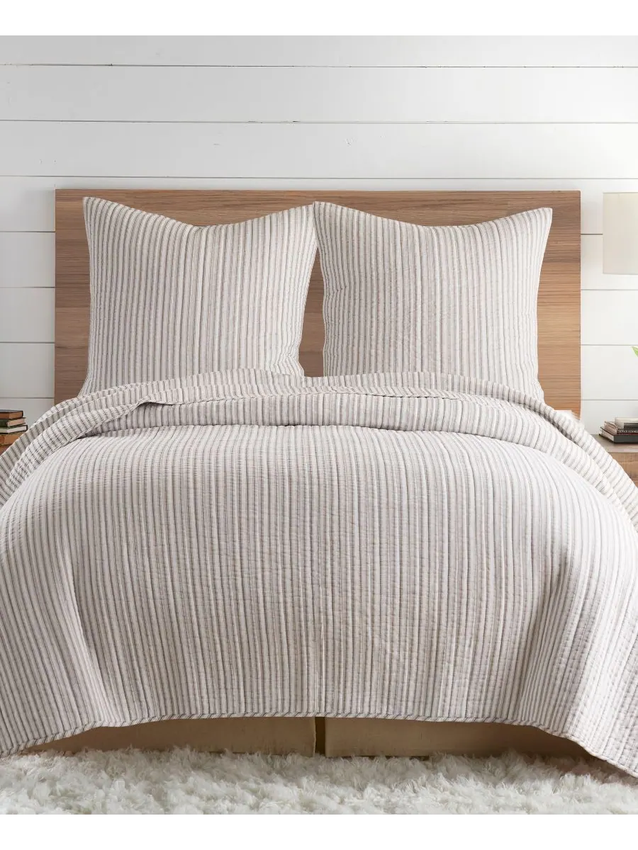Комплект из двух наволочек Tobago Stripe, европейский стиль Levtex, Taupe, European Sham Set — изображение 2 из 3, тауп