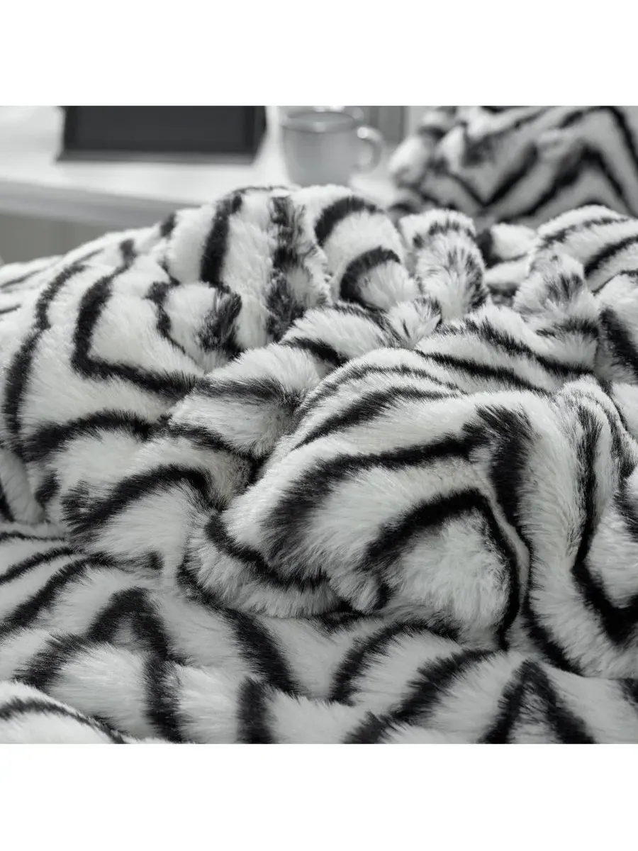 Комплект стеганого одеяла с плюшевым рисунком шеврон Coma Inducer, Zebra Ripple — изображение 4 из 4