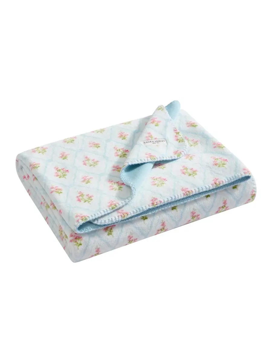 Двусторонний плюшевый плед Pinford Trellis с принтом, 178 x 127 см Laura Ashley — изображение 2 из 4, белый