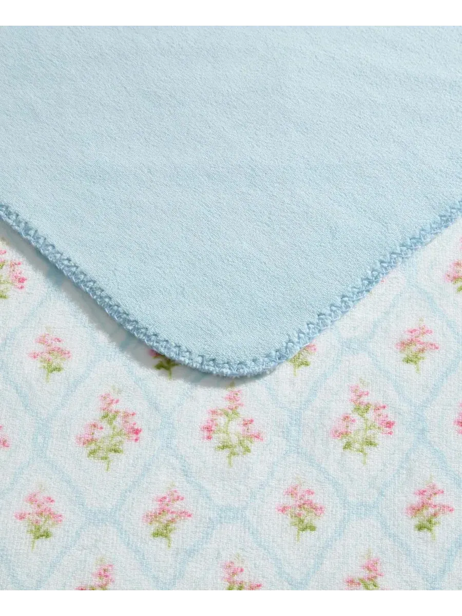 Двусторонний плюшевый плед Pinford Trellis с принтом, 178 x 127 см Laura Ashley — изображение 3 из 4, белый