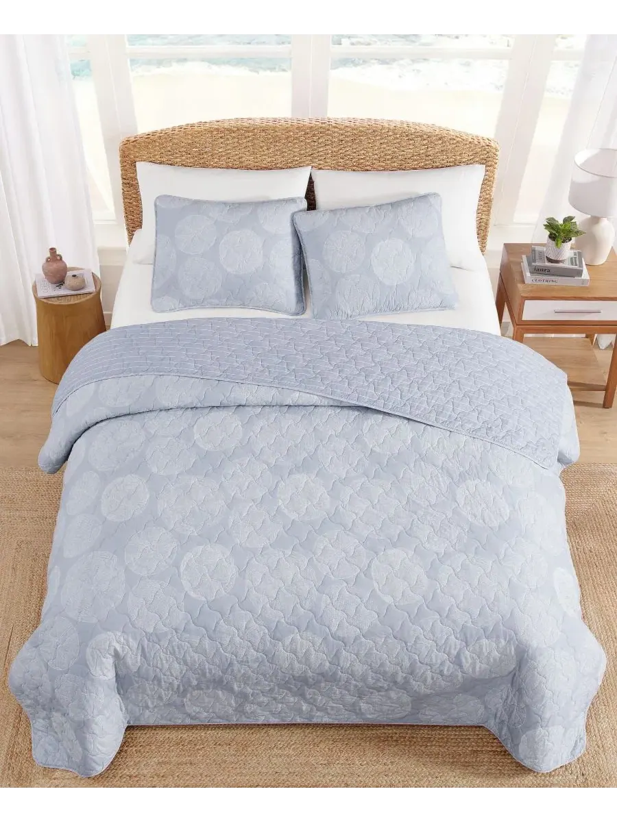 Комплект стеганого покрывала Ocean Island Cotton Reversible 3-Pc. Quilt Set Tommy Bahama Home — изображение 3 из 8, синий