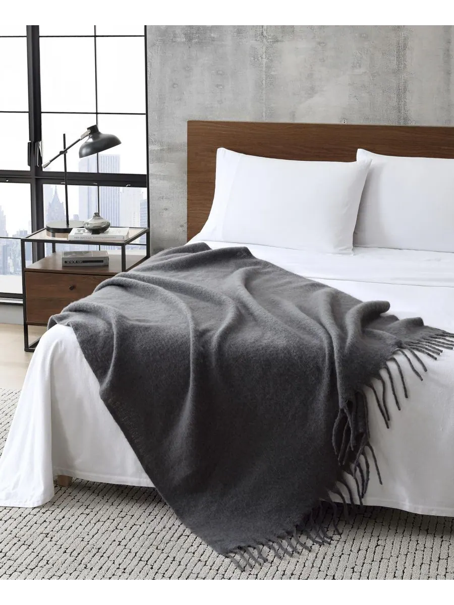 Плед из искусственного мохера, 70 x 50 дюймов Kenneth Cole New York — изображение 3 из 6, темный серый
