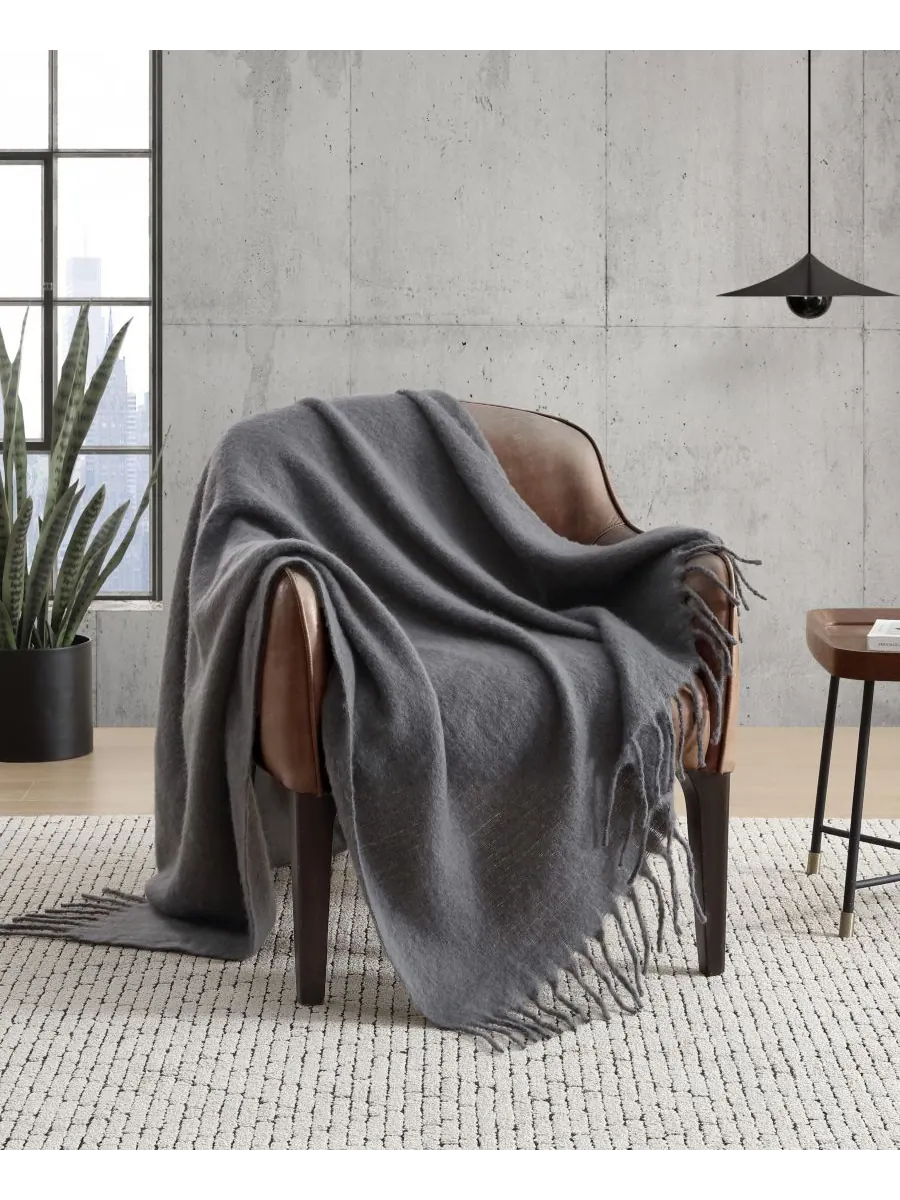 Плед из искусственного мохера, 70 x 50 дюймов Kenneth Cole New York — изображение 6 из 6, темный серый