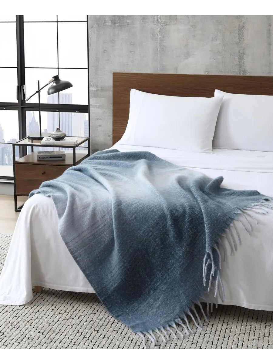 Плед из искусственного мохера, 70 x 50 дюймов Kenneth Cole New York — изображение 3 из 6, синий