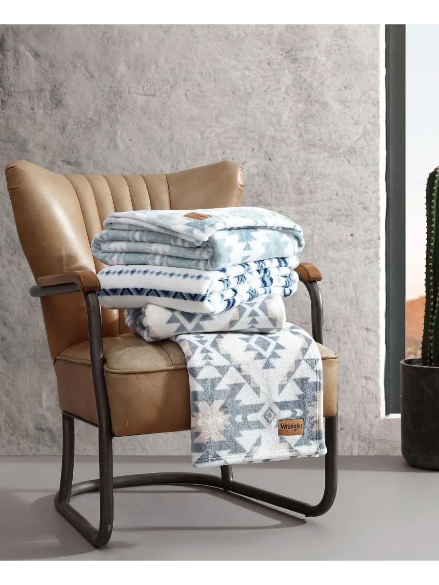 Плед из ультрамягкого плюшевого флиса Southwest, 60 x 50 дюймов Wrangler — изображение 7 из 7, синий