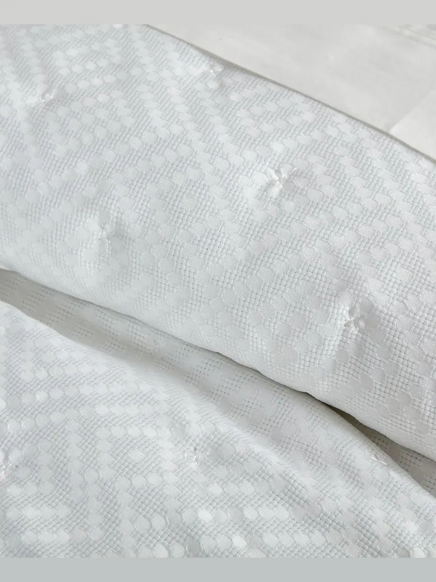 Комплект стеганого покрывала Torringford Jacquard, 2 предмета, Twin Anne Klein — изображение 3 из 6, белый
