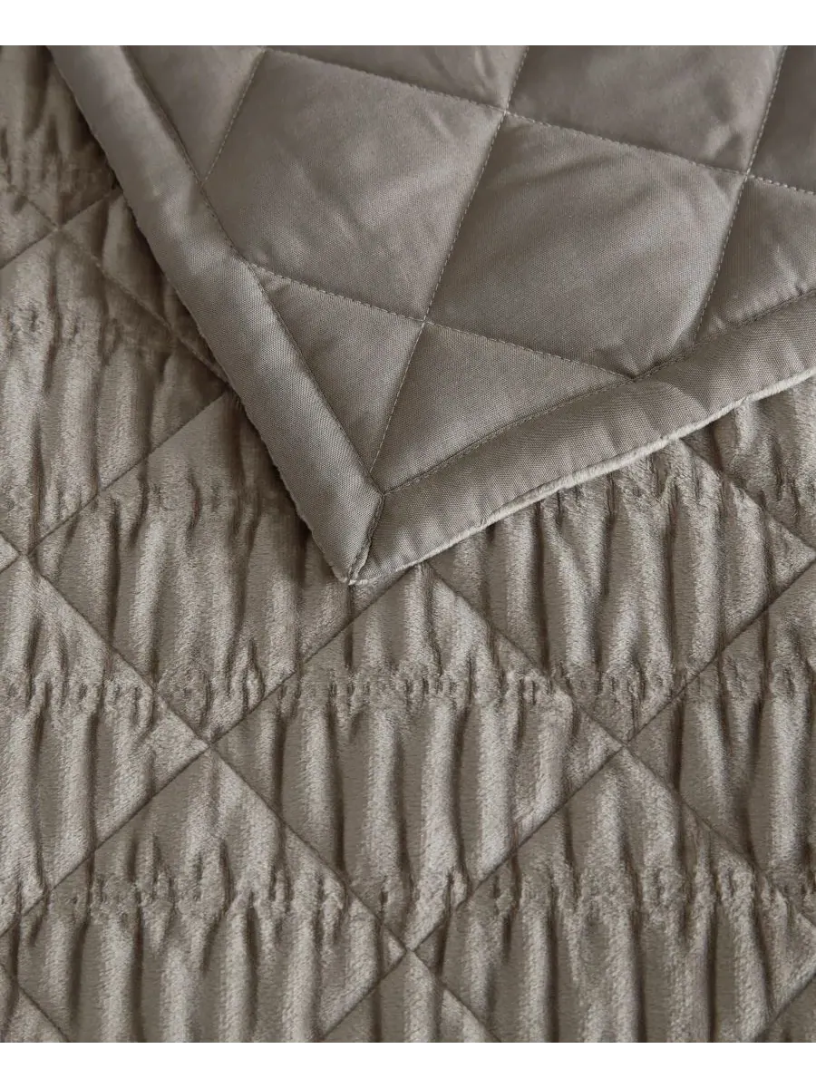 Комплект постельного белья из однотонного бархата с эффектом мятой ткани Vera Wang — изображение 4 из 7, кашемировый