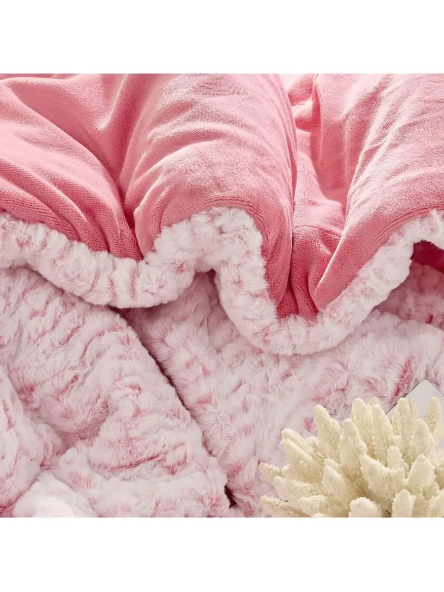 Комплект стеганого одеяла с плюшем Shortcake Strawberry Pink Coma Inducer — изображение 4 из 4, розовый