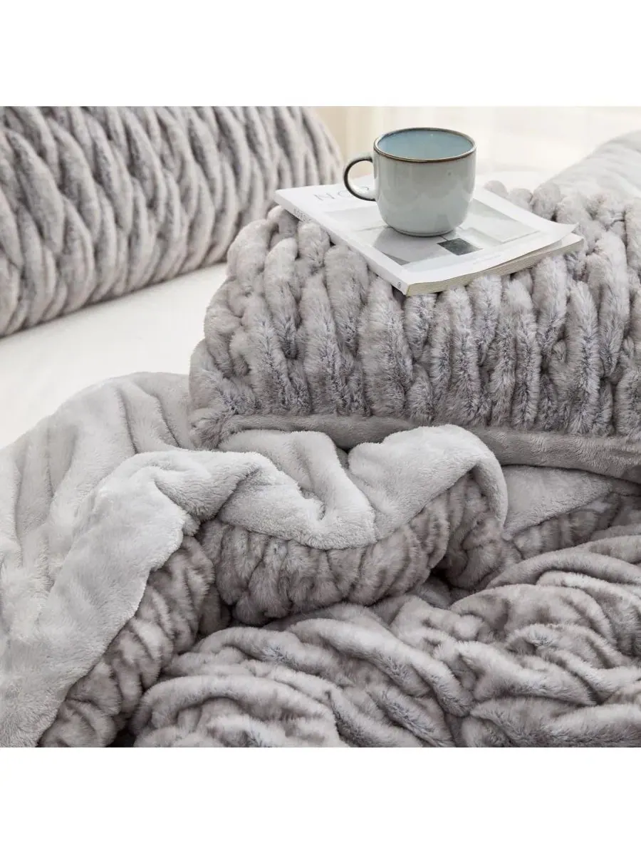 Комплект одеял из искусственного меха Wrinkle Rolls Chunky Bunny Coma Inducer — изображение 4 из 4, темно-синий коричневый