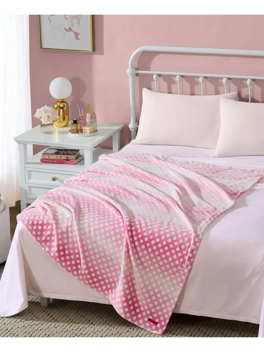Плед из плюша с омбре-принтом, 178 x 127 см Betsey Johnson — изображение 4 из 5, розовый