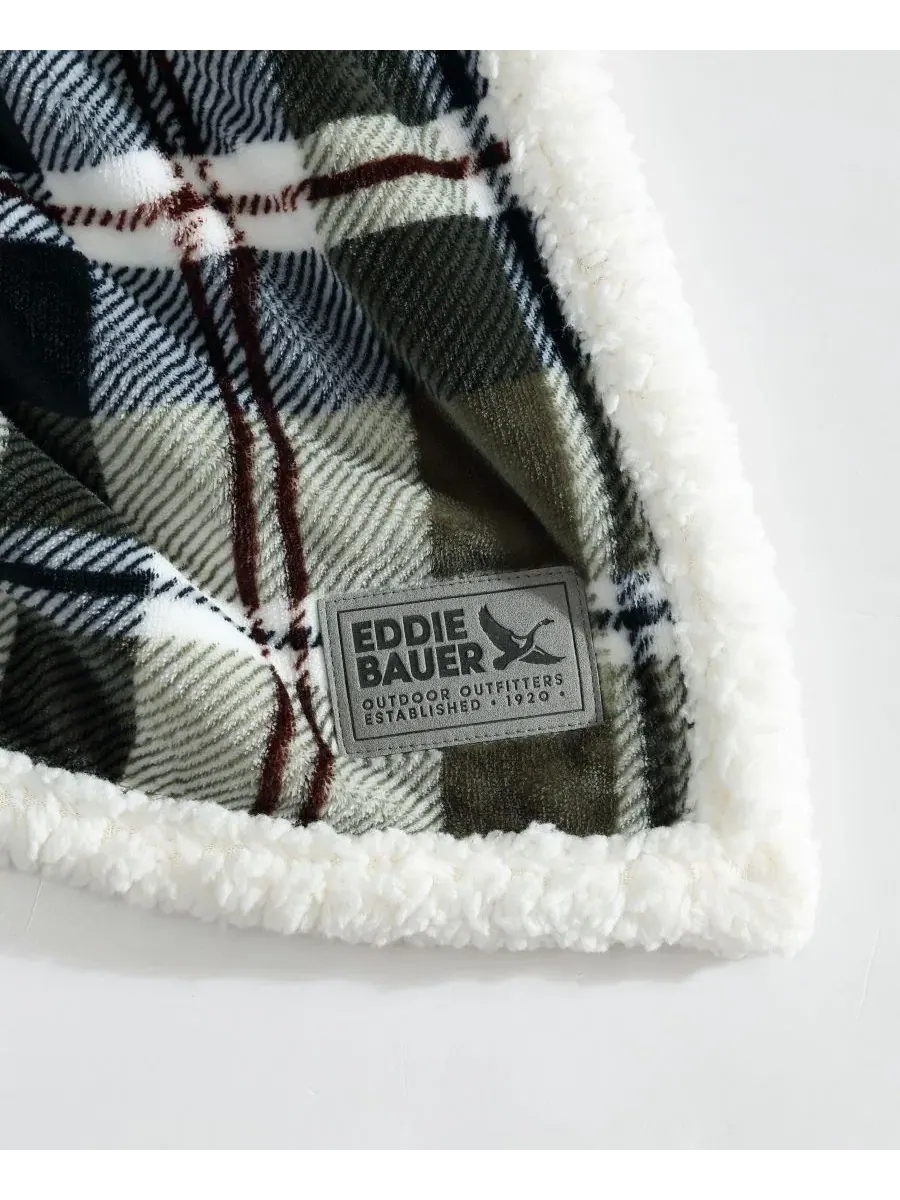 Мягкий плюшевый плед Trailhead в клетку, 152 x 127 см Eddie Bauer — изображение 5 из 6, оливковый