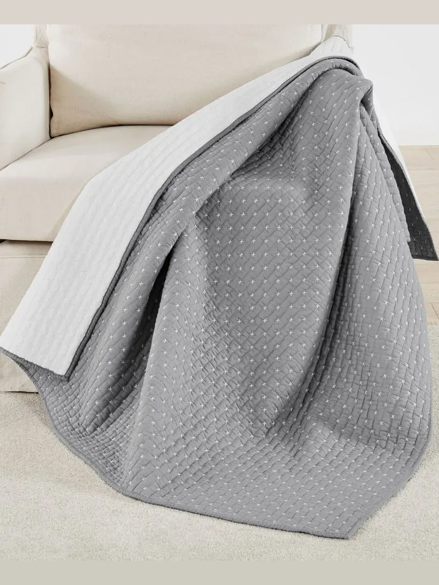 Двустороннее стеганое покрывало с вышивкой крестиком, 127 x 152 см Levtex — изображение 2 из 5, серый