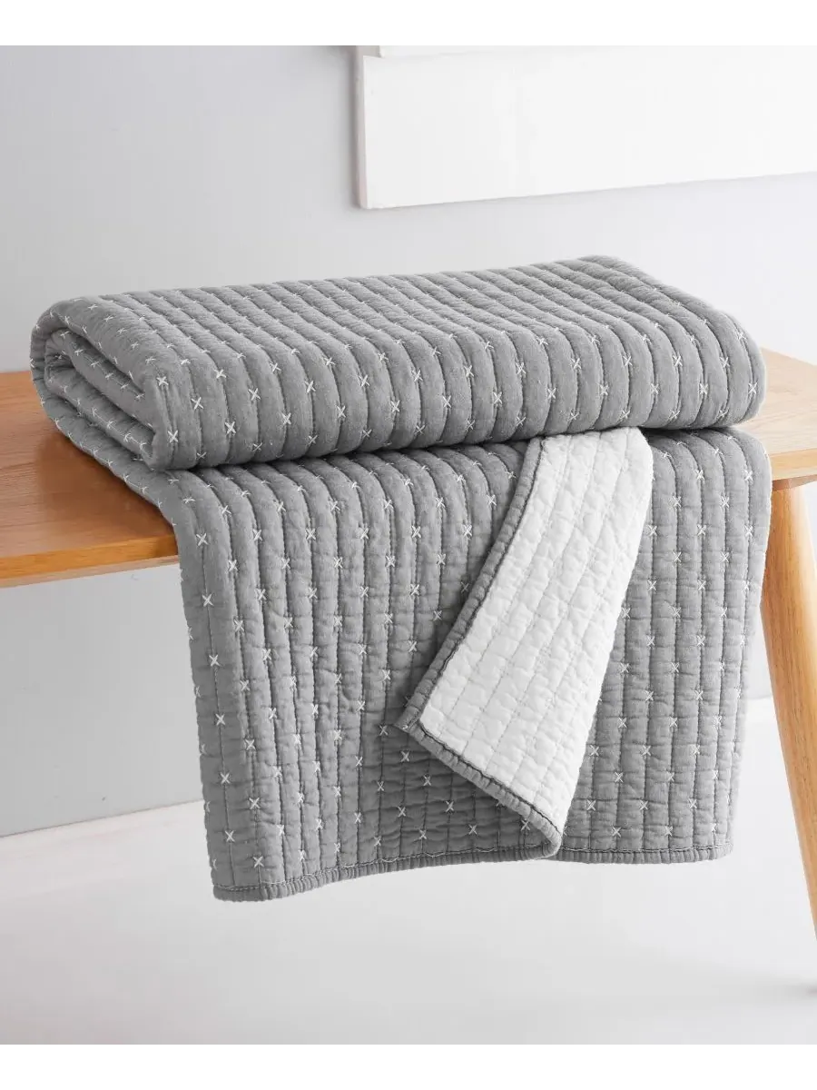 Двустороннее стеганое покрывало с вышивкой крестиком, 127 x 152 см Levtex — изображение 3 из 5, серый