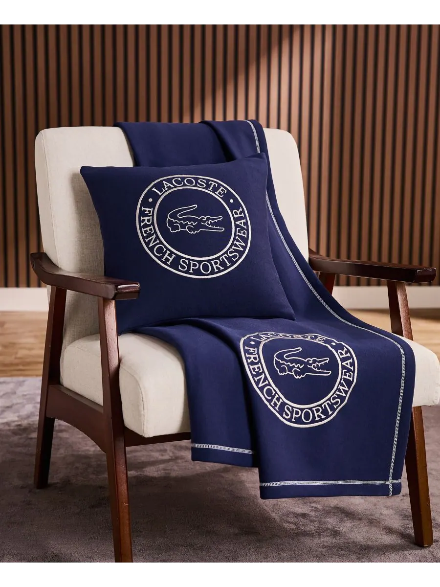 Хлопковый плед Lacoste Sportswear, 50 x 70 дюймов Lacoste Home — изображение 3 из 3, темно-синий