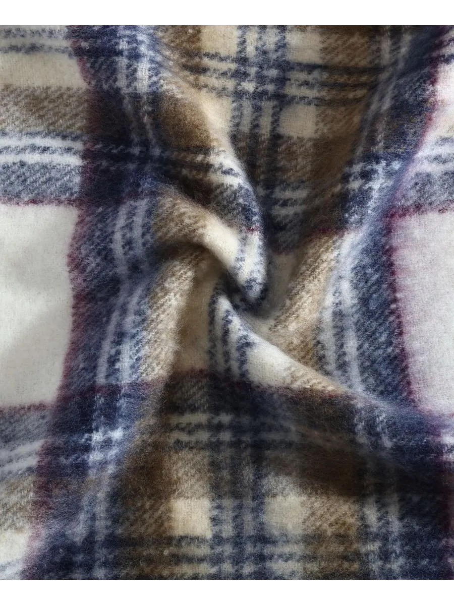 Плед из искусственного мохера в клетку, 60 x 50 дюймов Eddie Bauer — изображение 2 из 6, хаки