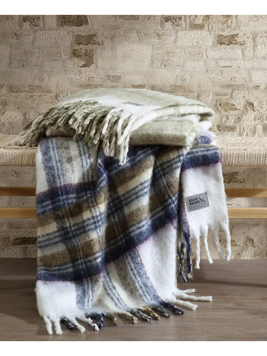 Плед из искусственного мохера в клетку, 60 x 50 дюймов Eddie Bauer — изображение 4 из 6, хаки