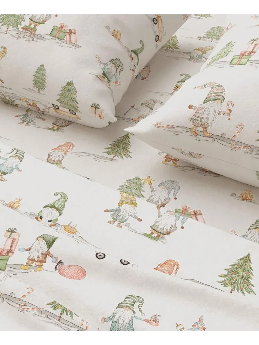 Комплект постельного белья из турецкого хлопка с рождественским принтом Yuletide Gnomes Linery & Co — изображение 2 из 6