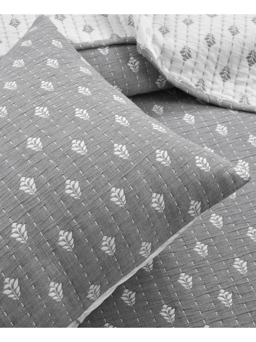 Комплект постельного белья Hygge Kantha Pick Stitch из хлопка, окрашенного пряжей, 3 предмета — изображение 5 из 5, серый