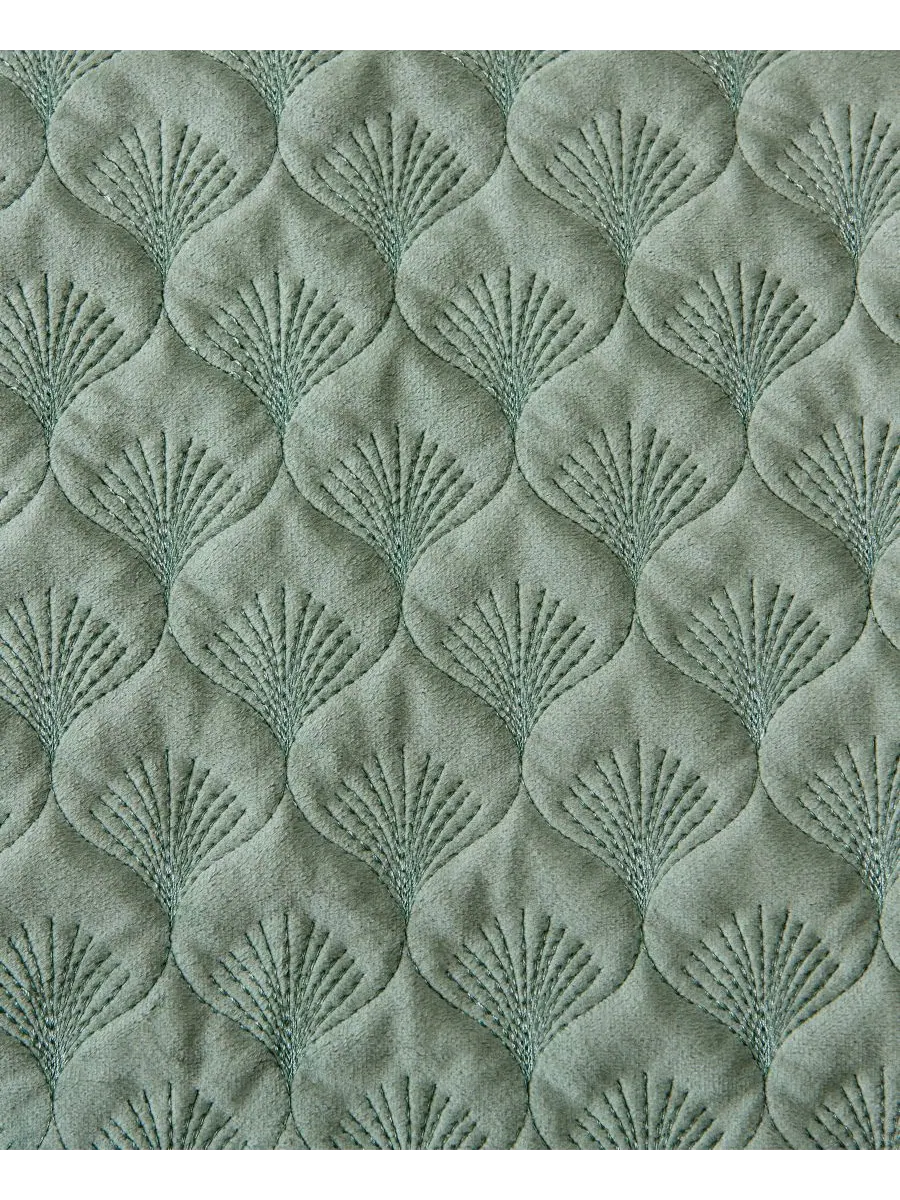 Двустороннее стеганое покрывало Merano Velvet Sea Spray, 50 x 60 дюймов Levtex — изображение 2 из 4, зеленый
