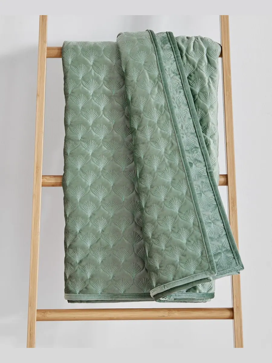Двустороннее стеганое покрывало Merano Velvet Sea Spray, 50 x 60 дюймов Levtex — изображение 3 из 4, зеленый
