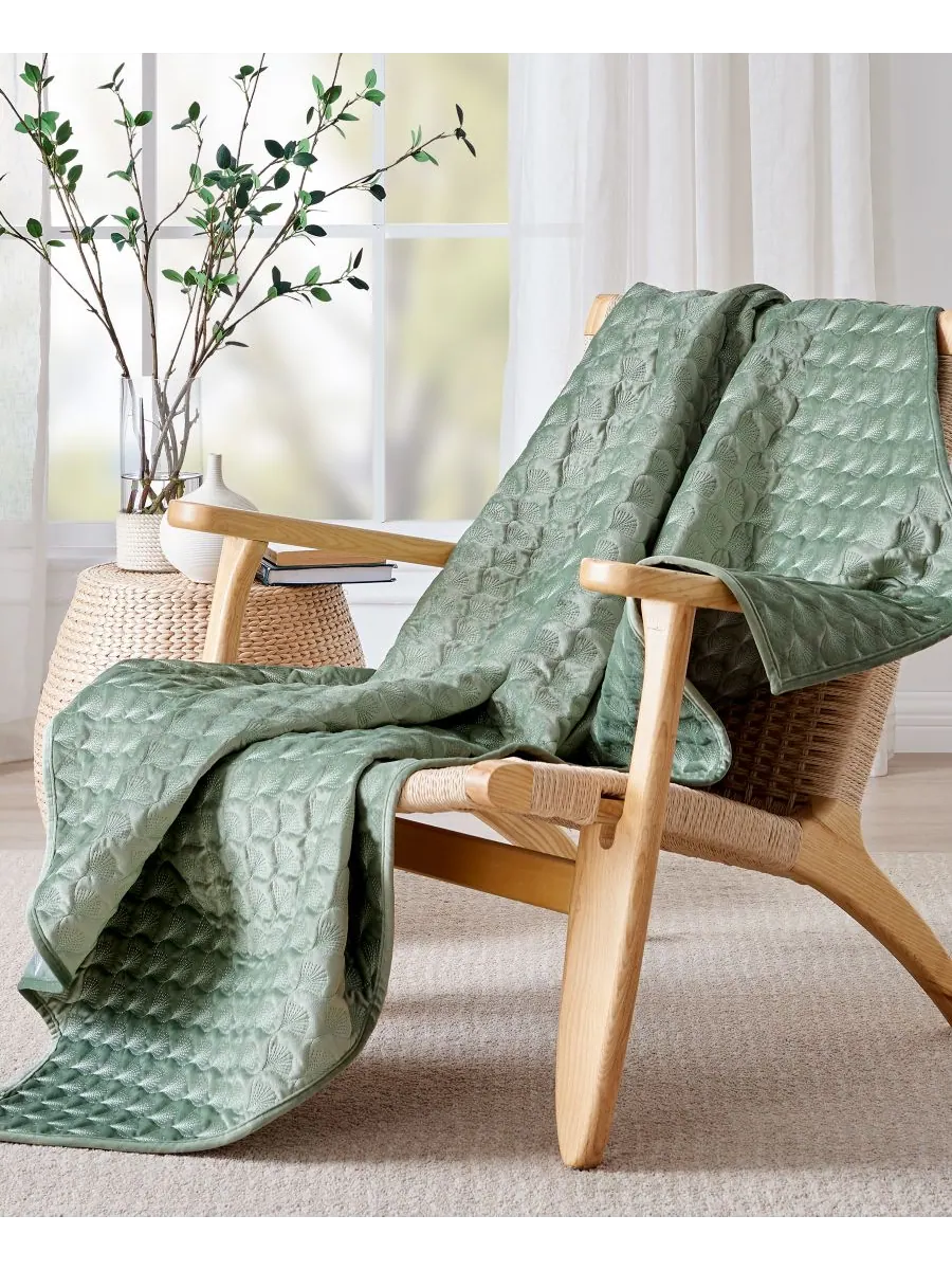 Двустороннее стеганое покрывало Merano Velvet Sea Spray, 50 x 60 дюймов Levtex — изображение 4 из 4, зеленый