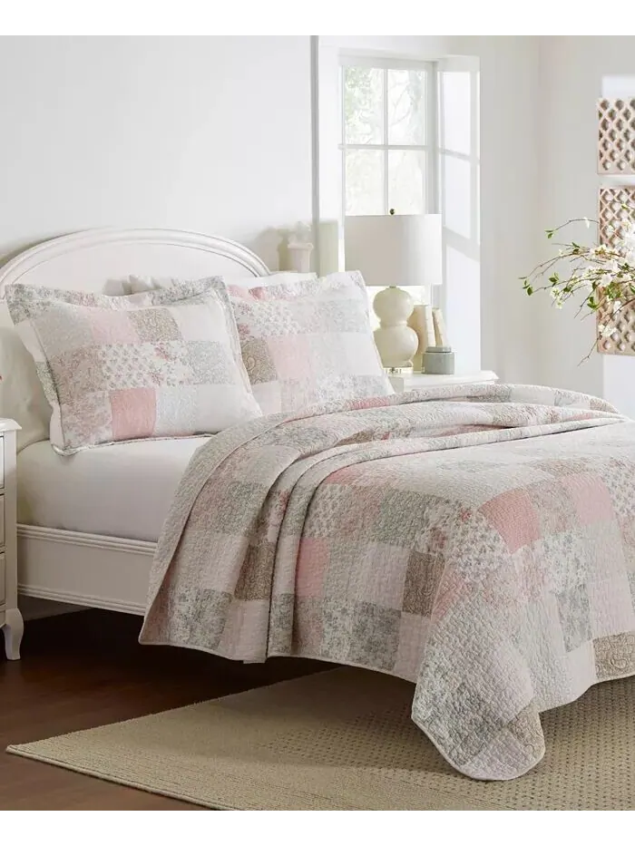 Наборы лоскутных одеял Celina в стиле пэчворк Laura Ashley — изображение 2 из 4, розовый