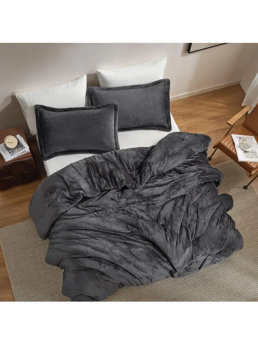 Комплект стеганого одеяла с подушками из кораллового флиса Me Sooo Comfy Coma Inducer