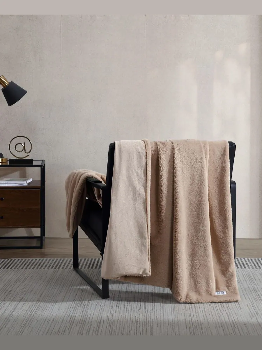 Однотонный плед из искусственного меха, 70 x 50 дюймов Kenneth Cole New York — изображение 4 из 6, чай