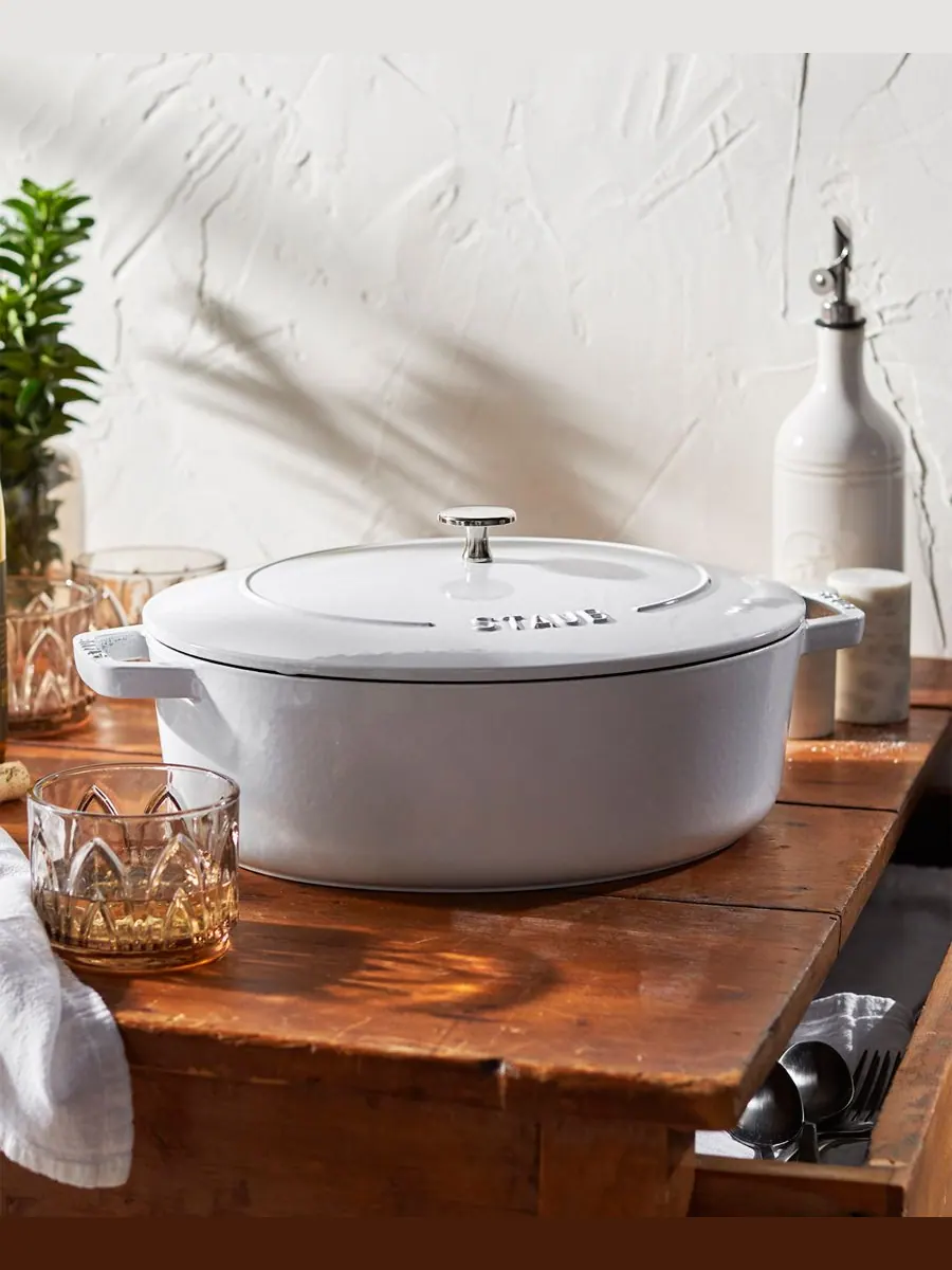 Овальная чугунная утятница Staub Wide, 31 см, 5.9 л — изображение 6 из 10, белый
