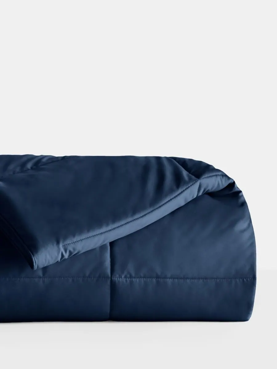 Легкое всесезонное одеяло из искусственного пуха, размер Twin/Twin XL Ienjoy Home — изображение 3 из 7, темно-синий