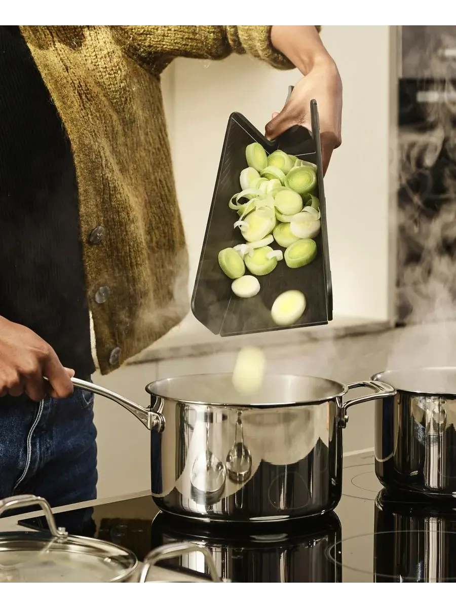 Складная разделочная доска Chop2Pot Plus стандартного размера Joseph Joseph — изображение 8 из 8, черный