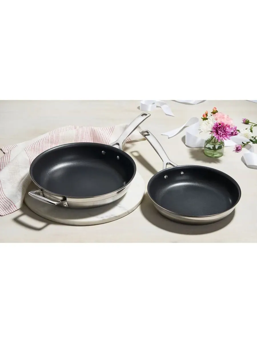 Классические сковороды из нержавеющей стали с антипригарным покрытием, набор из 2 штук Le Creuset — изображение 3 из 4