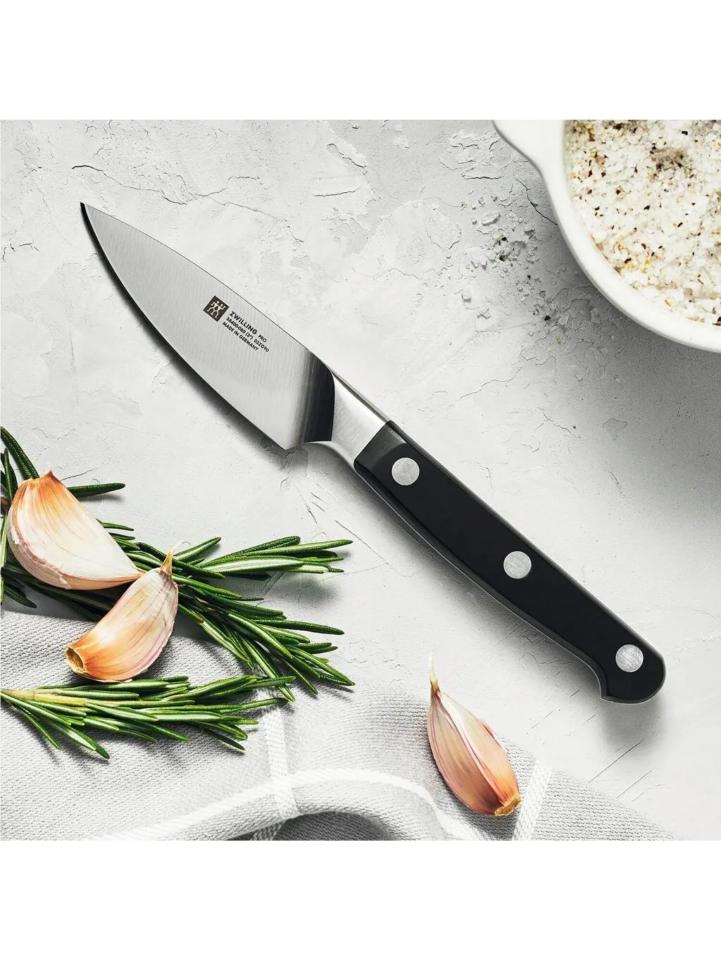 Нож ZWILLING Pro Santoku с воздушными карманами, 18 см — изображение 3 из 7, черный