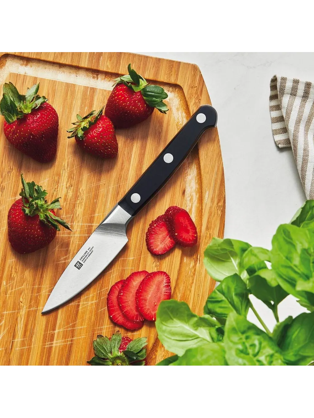 Нож ZWILLING Pro Santoku с воздушными карманами, 18 см — изображение 4 из 7, черный